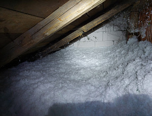 Zateplení dvouplášťové střechy pomocí foukané izolace